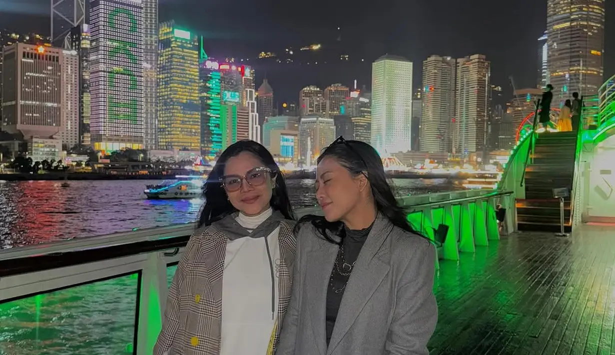 Rachel Vennya merayakan Hari Ibu dengan cara yang berbeda. Bersama sang mama, Vien Tasman, ia menikmati momen liburan dalam balutan coat panjang yang stylish. Kebersamaan mereka memancarkan kehangatan keluarga sekaligus gaya yang trendi. [@rachelvennya].