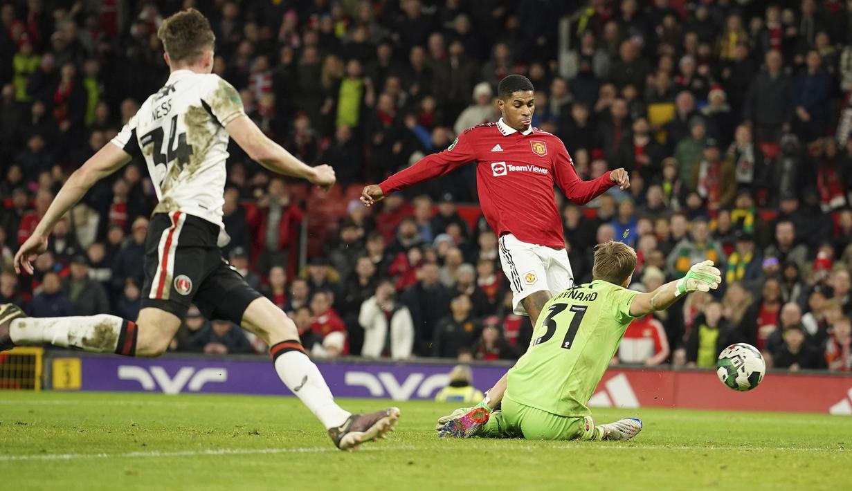 Ketangguhan Ashley Maynard-Brewer luntur juga pada menit ke-90. Manchester United mencetak gol kedua melalui Marcus Rashford yang baru dimainkan pada pertengahan babak kedua. Gol dicetak Rashford setelah menerima umpan Facundo Pellistri. (AP Photo/Dave Thompson)