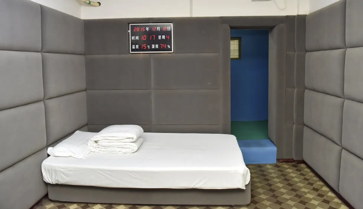 Interior ruangan di salah satu kamar tahanan untuk koruptor di Chengdu, China, 10 Desember 2015. Penjara khusus para terduga koruptor ini didesain dengan ditambah busa pada setiap dinding untuk memberi kenyamanan dan mencegah tahanan bunuh diri. (REUTERS)