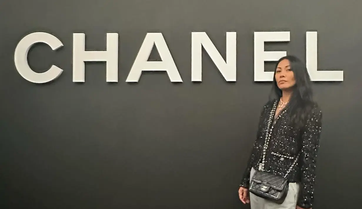 Anggun C Sasmi tampil elegan mengenakan Chanel Glitter Outerwear yang dipadukan dengan wide leg pants. [@anggun_cipta/@nikizefanya/@asmaraabigail]