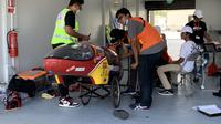 Tim Nakoela dari Universitas Indonesia tengah mempersiapkan kendaraannya untuk berlaga dalam Shell Eco-marathon 2022 yang berlangsung di Sirkuit Mandalika mulai 11-15 Oktober 2022. (Liputan6.com/Melinda Indrasari)