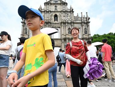 Kerumunan besar turis yang sebagian besar berasal dari Tiongkok berjalan melewati pusat bersejarah Makau selama liburan Golden Week pada 3 Oktober 2023. (Peter PARKS/AFP)