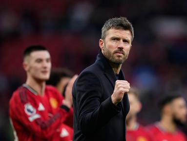 Selebrasi Michael Carrick usai membawa Manchester United meraih kemanangan dramatis atas Fulham 3-2 di Old Trafford, Minggu (1/2/2026) malam WIB. (AP Photo/Dave Thompson)
