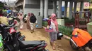 Ibu-ibu beraktivitas di sekitar kolong Flyover Rawajati, Jakarta, Selasa (6/2). Banjir menggenangi rumah-rumah mereka sejak sehari lalu. (Liputan6.com/Immanuel Antonius)