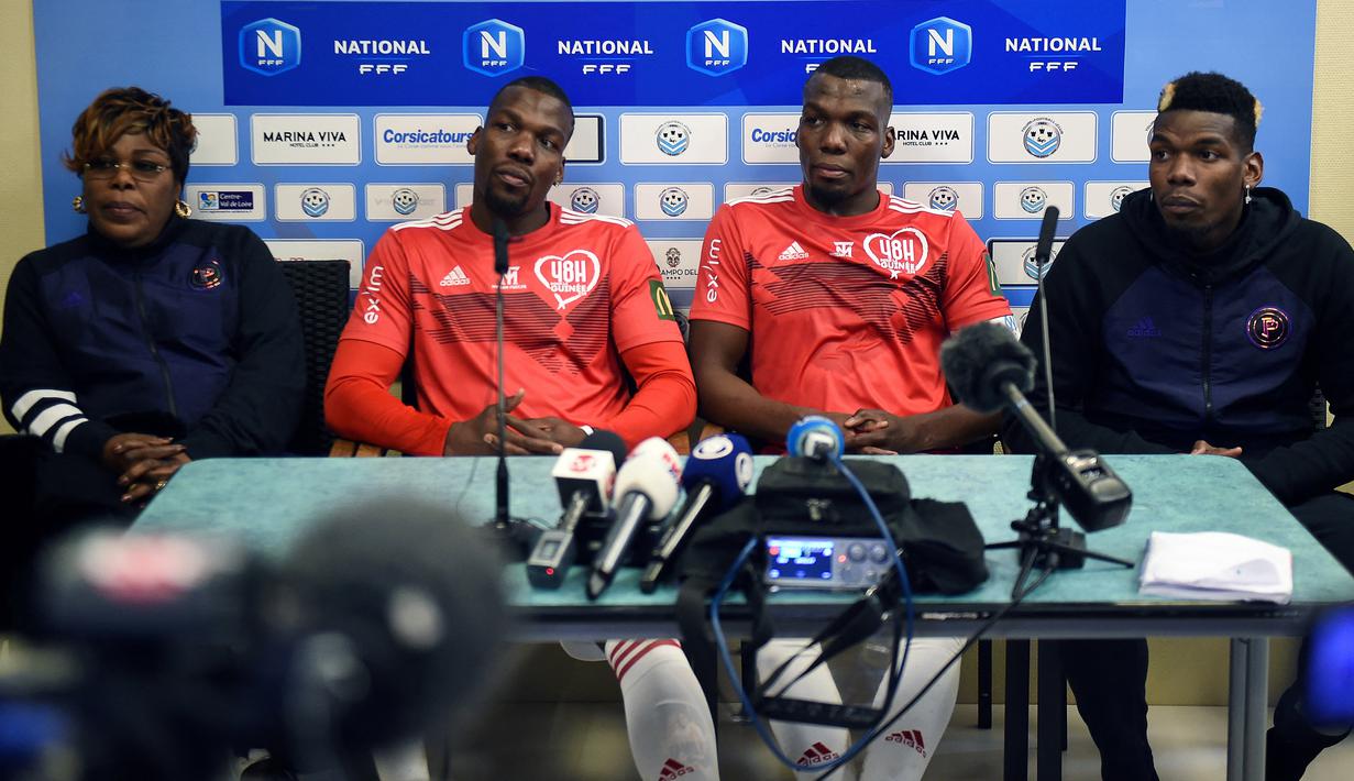 Paul Pogba. Gelandang Manchester United ini dilahirkan dari orang tua asal Guinea. Namun karena ia lahir di Prancis, ia lebih memiilih membela Timnas Prancis. Sementara dua kakak-nya yang kembar, Florentin dan Mathias Pogba lebih memilih Timnas Guinea karena lahir di sana. (AFP/Guillaume Souvant)