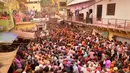 Perempuan India dari desa Barsana memukuli seorang warrga dari Nandgoan dengan tongkat kayu selama perayaan festival Lathmar holi di Barsana, India, Selasa (23/3/2021). Lathmar Holi adalah perayaan lokal festival Hindu Holi, biasanya beberapa hari sebelum festival Holi. (AP Photo)