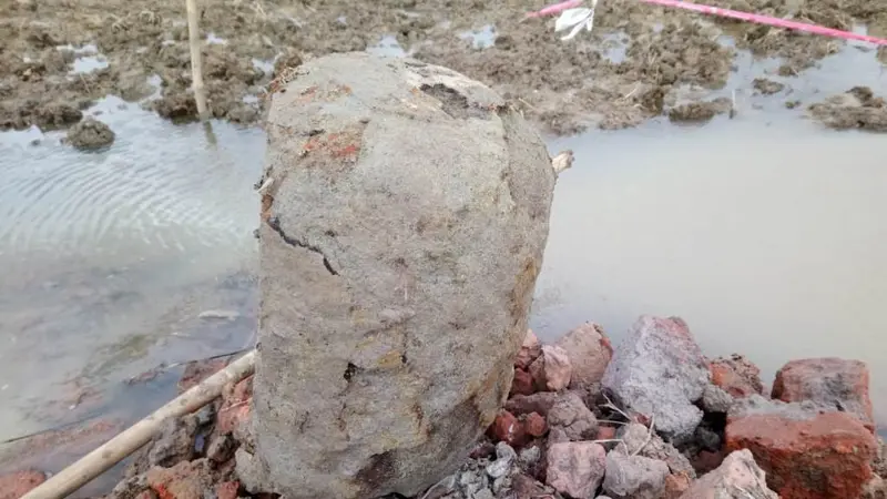 Artefak berupa batu lonjong membulat kembali ditemukan di situs batu bata kuno raksasa di Kalikudi, Cilacap, Jawa Tengah. (Foto: Liputan6.com/Nakam SW/Muhamad Ridlo)