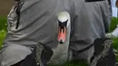 Petugas mencatat dan menandai angsa dalam Swan Upping di Shepperton, Inggris (18/7). Tradisi unik penghitungan angsa ini dimulai sejak abad 12 dan telah berusia sekitar 900 tahun. (REUTERS/Toby Melville)
