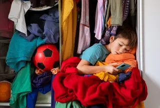 Anak yang sering mendengar kata “jangan” tanpa penjelasan cenderung tidak memahami alasan di balik larangan tersebut. (foto/dok: freepik)