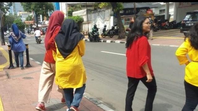 6 Momen Tak Sengaja Orang Pakai Baju Sama di Trotoar Jalan Ini Kocak