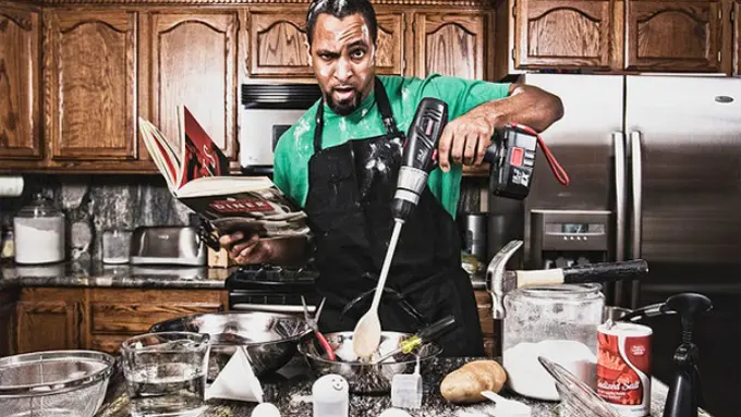 Absurdnya Gaya Untuk Hindari Percikan Minyak Panas Saat Memasak