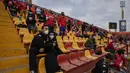 Penggemar klub Union Espanola menghadiri pertandingan di dalam stadion Santa Laura, di Santiago, Chile, Sabtu (14/8/2021). Setelah lebih dari satu tahun lockdown, penggemar diizinkan kembali ke stadion pada akhir pekan ini di tengah protokol kesehatan dan jarak sosial yang ketat. (AP/Esteban Felix)