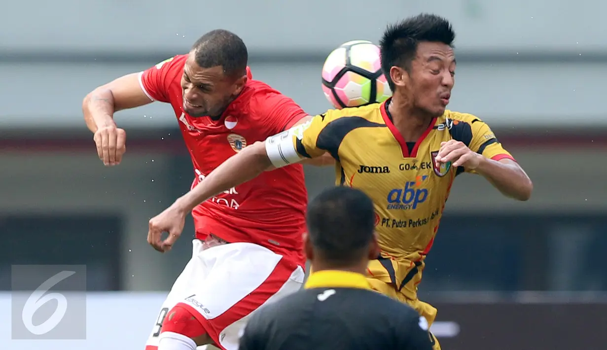 Penyerang Persija, Luiz Carlor Jr (kiri) berebut bola dengan gelandang Mitra Kukar Bayu Pradana saat laga lanjutan Liga 1 Indonesia di Stadion Patriot Candrabhaga, Bekasi, Minggu (14/5). Laga keduanya berakhir imbang 1-1. (Liputan6.com/Helmi Fithriansyah)