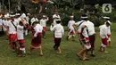 Anak-anak bersiap mengikuti perlombaan usai mengikuti upacara peringatan detik-detik Proklamasi di halaman Tugu Pahlawan Banjar Penglipuran, Kabupaten Bangli, Bali, Kamis (17/8/2023). (Liputan6.com/Helmi Fithriansyah)