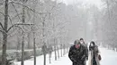 Orang berjalan saat salju turun di Madrid (7/1/2021). Badan cuaca Aemet mengatakan bahwa Kepulauan Canary sudah merasakan dampak Filomena melalui angin kencang, laut yang ganas dan curah hujan yang tinggi. (AFP/Gabriel Bouys)