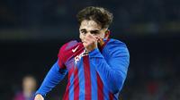 Gelandang Barcelona Gavi merayakan gol kedua untuk timnya yang dicetak ke gawang Elche pada jornada ke-18 Liga Spanyol di Stadion Camp Nou, Minggu (19/12/2021) dini hari WIB. Barcelona menang 3-2 atas Elche. (AP Photo/Joan Monfort)