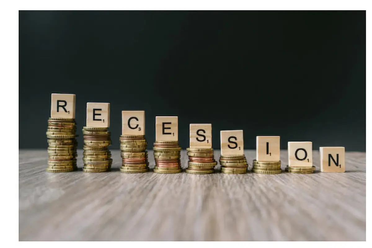 Ilustrasi resesi ekonomi. Foto: Freepik/wirestock