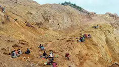 Sejumlah warga menambang emas di sebuah situs penambangan di kota Betare Oya, Kamerun (4/4).  (AFP Photo/Reinnier Kaze)