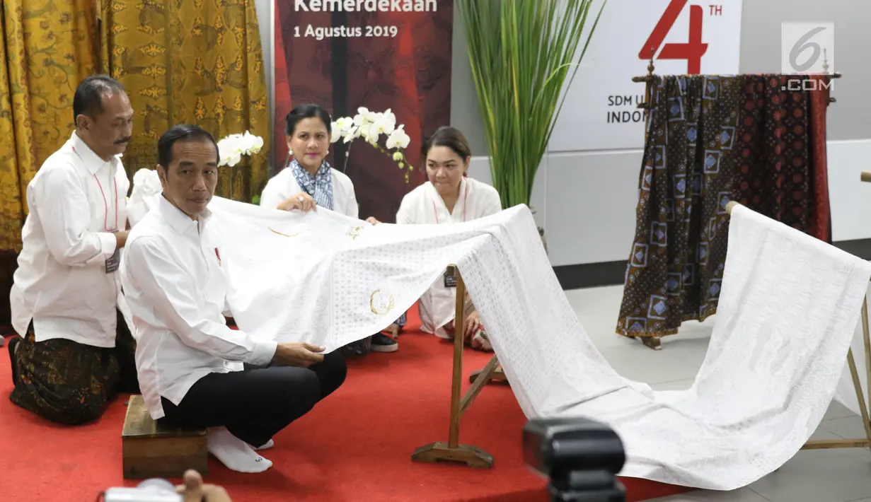 Presiden Joko Widodo didampingi Ibu Negara Iriana Jokowi saat membatik di acara batik kemerdekaan di Stasiun MRT Bundaran HI, Kamis (1/8/2019). Dalam kesempatan tersebut Jokowi berharap batik bisa dikembangkan sebagai sebuah brand. (Liputan6 com/Angga Yuniar)