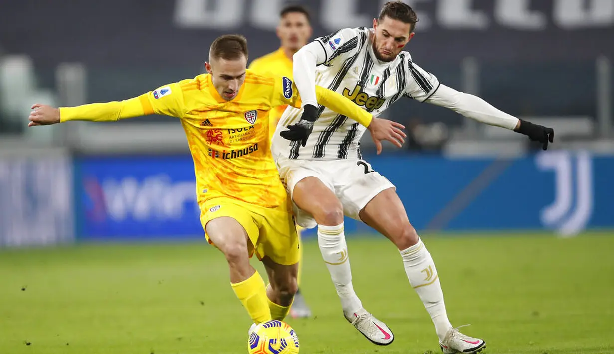 Pemain Juventus, Adrien Rabiot, berebut bola dengan pemain Cagliari, Marko Rog, pada laga Liga Italia di Stadion Allianz, Turin, Minggu (22/11/2020). Juventus menang dengan skor 2-0.  (AP Photo/Antonio Calanni)
