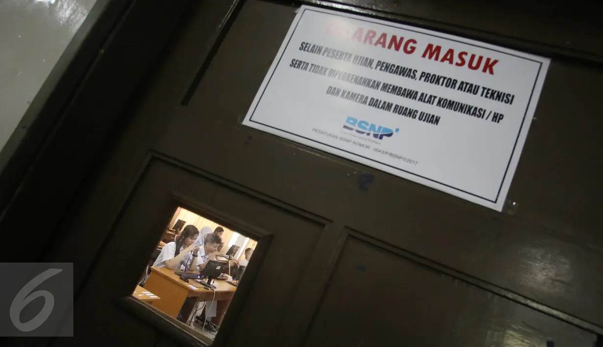 Stiker pemberitahuan tertempel di pintu ruang Ujian Nasional Berbasis Komputer (UNBK) di SMAN 3 Jakarta, Senin (10/4). Pelaksanaan UNBK di 470 SMA dan 92 Madrasah Aliyah (MA) negeri dan swasta digelar dalam tiga sesi. (Liputan6.com/Immanuel Antonius)