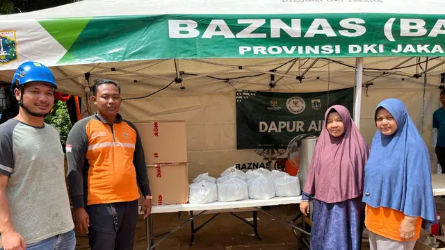 PT PLN (Persero) UPT Cawang menyerahkan bantuan berupa makanan kepada warga yang terdampak paska kebakaran (17/11/2025). (Dok PLN)