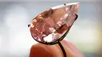 Berlian 'Unique Pink' diperlihatkan saat jumpa pers di rumah lelang Sotheby di Jenewa, Swiss, Senin (9/5). Berlian pink Fancy Vivid bobot 15,38 karat merupakan jenis berlian istimewa dan terlangka di dunia. (AFP Photo/Fabrice Coffrini)