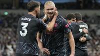 Manchester City kian dekat dengan gelar juara Liga Inggris 2023/2024 usai kemenangan 2-0 di kandang Tottenham Hotspur pada laga tunda pekan ke-34, Rabu (15/5/2024) dini hari WIB. Dua gol kemenangan The Citizens dihasilkan lewat brace Erling Haaland pada menit ke-51 dan injury time babak kedua. Dengan hasil ini, Man City kembali merebut posisi puncak dari Arsenal dengan keunggulan dua poin, 88 berbanding 86. Dengan sama-sama menyisakan satu laga lagi di pekan pamungkas, pasukan Pep Guardiola semakin dekat dengan gelar juara Liga Inggris musim ini sekaligus mencetak rekor menjadi tim pertama yang mampu juara Liga Inggris 4 musim beruntun. (AP Photo/Kin Cheung)