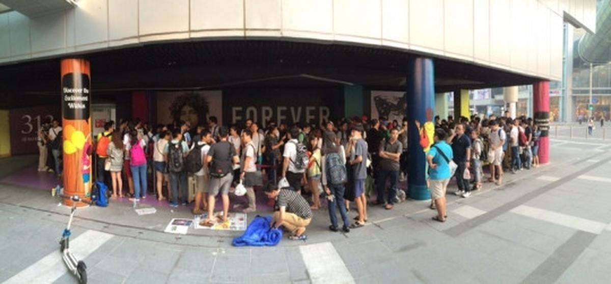 Tak peduli kabut asap, warga Singapura antusias antre iPhone 6s