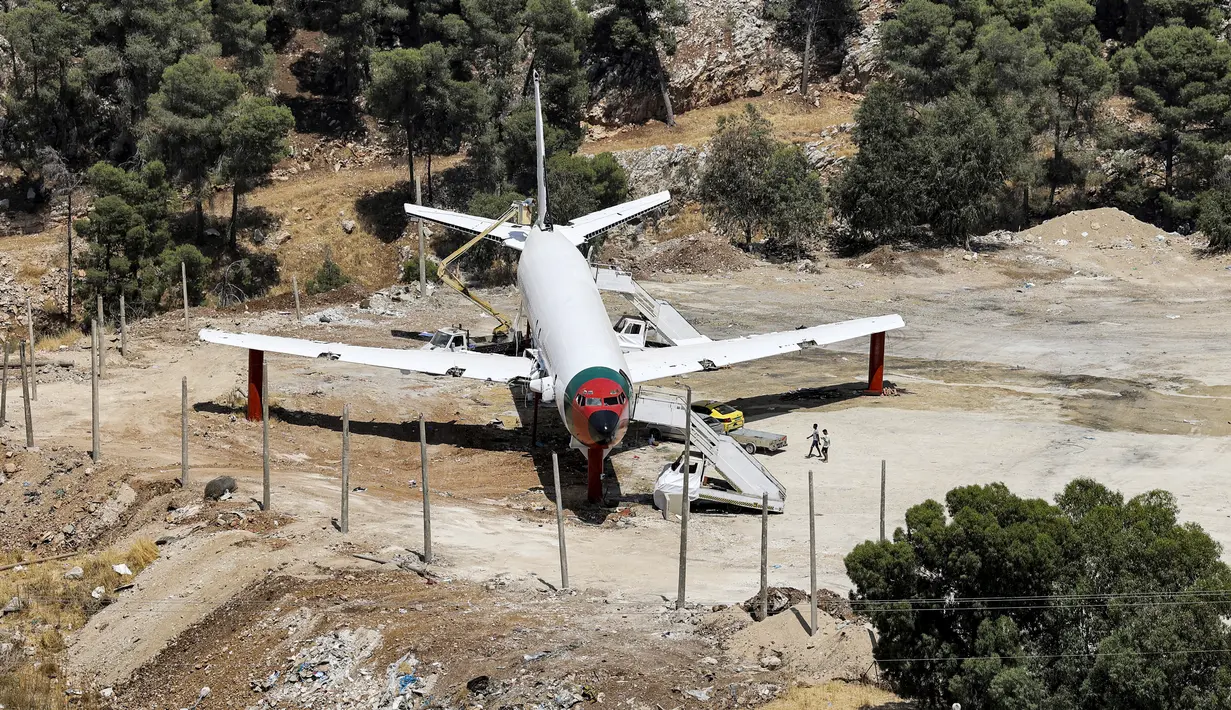 Pesawat Boeing 707 yang diubah oleh saudara kembar Palestina Atallah dan Khamis al-Sairafi menjadi sebuah restoran di kota Nablus, pada 5 Juli 2021. Mereka menyebut restoran itu dengan nama ‘Restoran Maskapai Penerbangan Palestina-Yordania dan Kedai Kopi Al-Sairafi Nablus’. (JAAFAR ASHTIYEH/AFP)