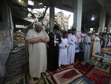 Warga Palestina salat Ied di salah satu masjid yang rusak di Rafah, Senin (28/7/14). (REUTERS/Ibraheem Abu Mustafa)