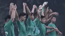 Para pemain Timnas Indonesia U-16 memberikan aplaus kepada penonton usai laga melawan Persija Jakarta U-16 pada laga uji coba di Stadion Atang Sutresna, Jakarta, Selasa (4/7/2017). Indonesia menang 5-0 atas Persija. (Bola.com/M Iqbal Ichsan)