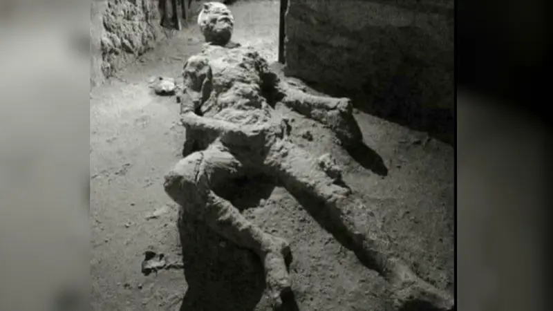 Korban letusan Gunung Vesuvius ini tewas pada tahun 79 Masehi. Netizen menilai pria tersebut tengah melakukan masturbasi di detik-detik kematiannya (Instagram/@pompeii_parco_archeologico)