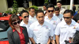 Roro Fitria didampingi kuasa hukumnya, Sunan Kalijaga, saat mendatangi Polres Jakarta Selatan, Senin (18/5/2015). Kedatangan Roro untuk mengklarifikasi soal beredarnya inisial RF di daftar artis diduga terlibat prostitusi. (Liputan6.com/Panji Diksana)