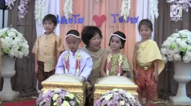 Sepasang suami istri di Thailand menikahkan sepasang anak kembar mereka demi menghindari nasib buruk. Mereka menggelar sebuah upacara pernikahan tradisional di Provinsi Ang Thong.