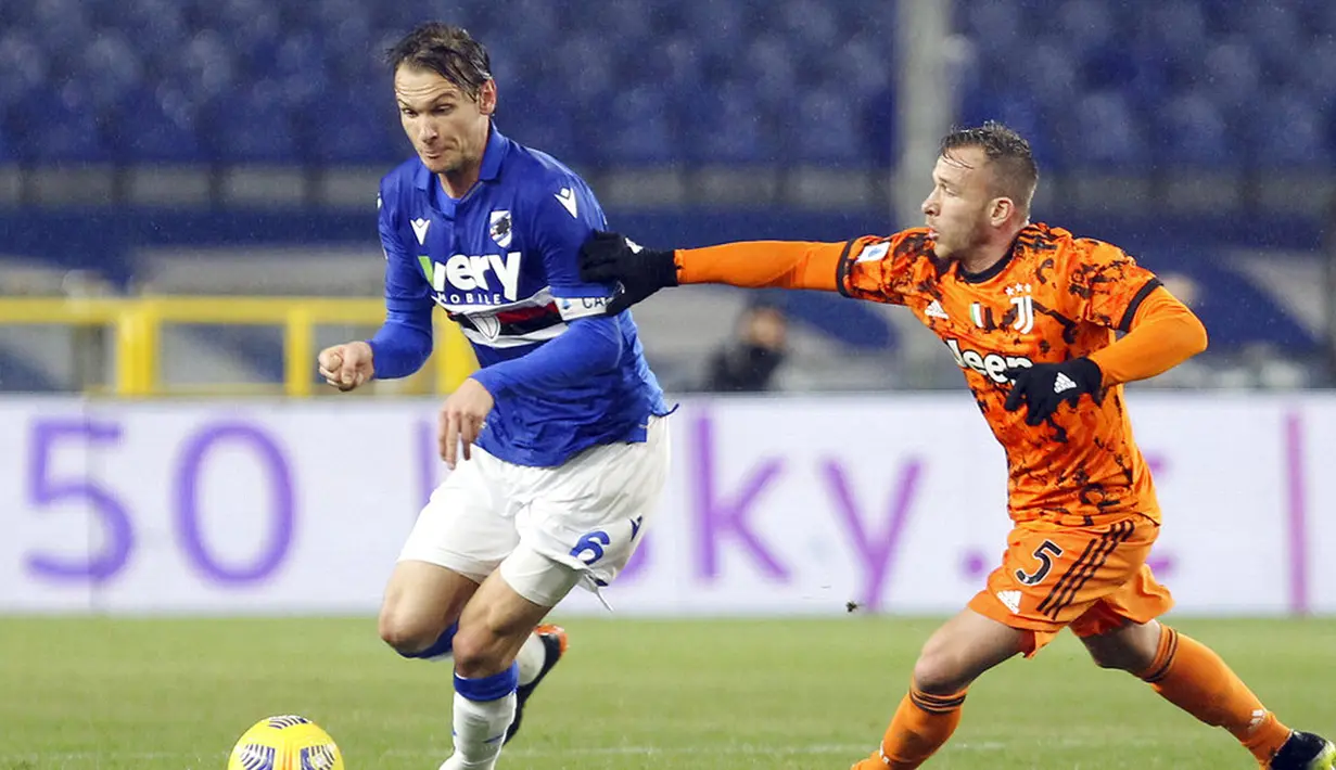 Pemain Sampdoria Albin Ekdal (kiri) berebut bola dengan pemain Juventus pada pertandingan Serie A Liga Italia di Stadion Luigi Ferraris, Genoa, Italia, Sabtu (30/1/2021). Juventus sukses mengalahkan tuan rumah Sampdoria 2-0. (Tano Pecoraro/LaPresse via AP)