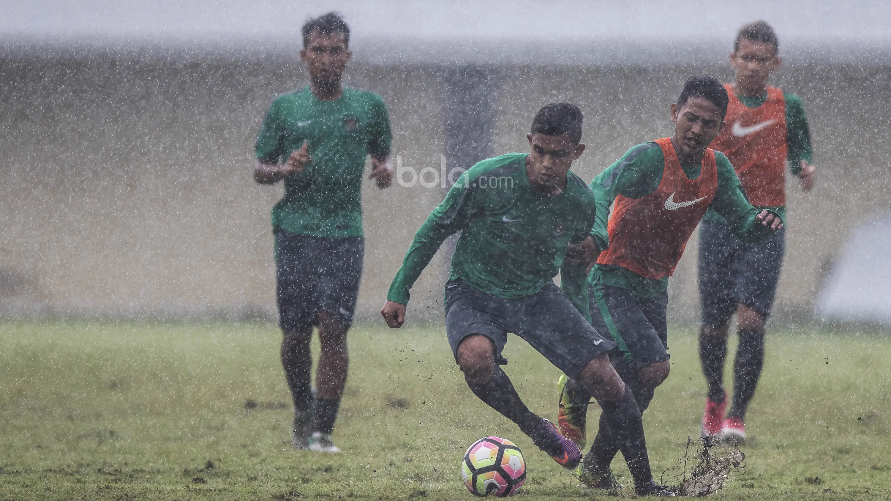 Gelandang Timnas Indonesia U-22, Miftahul Hamdi, berebut bola dengan Gian Zola saat latihan jelang SEA Games 2017 Malaysia di Stadion I Wayan Dipta, Bali, Sabtu (8/7/2017). (Bola.com/Vitalis Yogi Trisna)