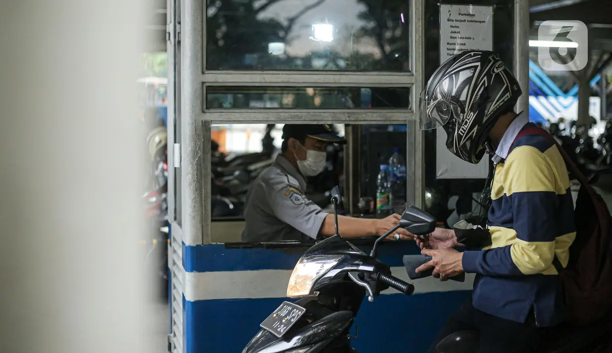 Pengendara motor membayar biaya parkir di loket pemeriksaan karcis Park and Ride Vertikal Terminal Ragunan, Jakarta, Selasa  (29/11/2022). Park and Ride vertikal sendiri menjadi salah satu solusi Pemprov DKI Jakarta untuk mengatasi kemacetan juga sebagai upaya untuk mengajak warga menggunakan transportasi publik dalam berpergian. (Liputan6.com/Faizal Fanani)