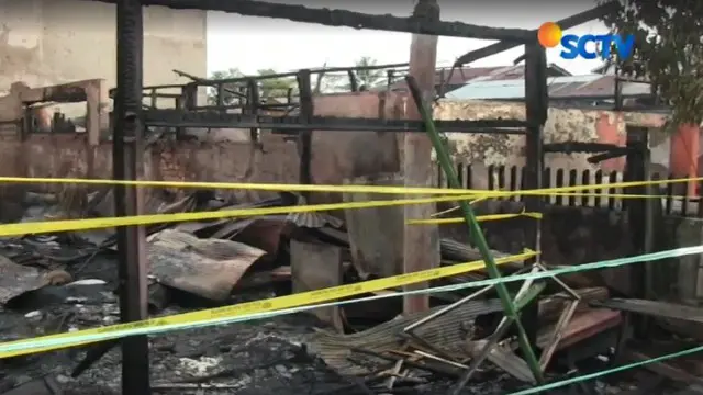 Kebakaran yang menewaskan enam jiwa dalam satu keluarga di Jalan Merdeka Dua, Kecamatan Sungai Pinang, Samarinda. Warga penasaran ingin melihat lebih dekat empat rumah yang terbakar.