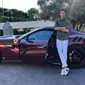 Christiano Ronaldo dengan mobil Ferrari miliknya (brilio)