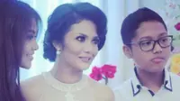 Krisdayanti unggah foto kedua anaknya, Aurel Hermansyah dan Azriel Hermansyah (Instagram/@krisdayantilemos)