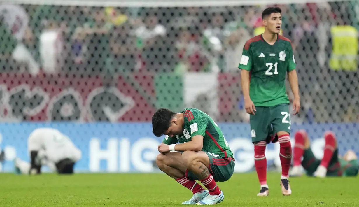 <p>Reaksi kecewa para pemain Meksiko setelah gagal lolos ke babak 16 besar Piala Dunia 2022 meski menang dengan skor 2-1 atas Arab Saudi pada matchday ketiga Grup C yang berlangsung di Stadion 974, Doha, Kamis (01/12/2022). (AP/Manu Fernandez)</p>