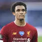 Bek Liverpool, Trent Alexander-Arnold , tampak kecewa usai gagal mengalahkan Everton pada laga Premier League di Stadion Goodison Park, Minggu (21/6/2020). Laga Derbi Merseyside edisi ke-236 itu berakhir 0-0. (AP/Peter Powell)