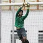 Kiper Timnas Indonesia U-19, Gianluca Pagliuca, menangkap bola saat latihan di Stadion Wibawa Mukti, Bekasi, Senin (16/10//2017). Persiapan ini dilakukan jelang kualifikasi Piala Asia U-19. (Bola.com/Vitalis Yogi Trisna)