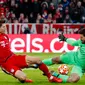 Penyerang Bayern Munchen, Robert Lewandowski berupaya mencetak gol melewati kiper Liverpool, Alisson Becker pada leg kedua babak 16 besar Liga Champions di Allianz Arena, Rabu (13/3). Liverpool menundukkan Bayern Munchen 3-1. (AP/Matthias Schrader)