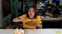 Ada Nasi Goreng Rp100 Ribu di Warung Pinggir Jalan, Apa Istimewanya? foto: Youtube 'Farida Nurhan'