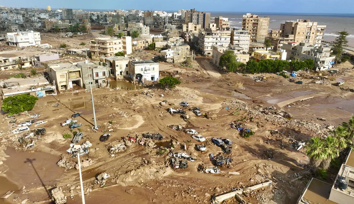 Menurut otoritas ambulans di Derna, kota di Libya yang paling parah terkena dampaknya, setidaknya 2.300 orang tewas dalam musibah ini. (AP Photo/Jamal Alkomaty)