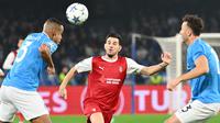 Napoli meraih tiga poin penuh dan berhak lolos ke fase knock out Liga Champions 2023/2024 dengan poin 10 dari 6 laga, hasil tiga kemenangan, sekali imbang dan dua kali kalah. (Alberto PIZZOLI / AFP)