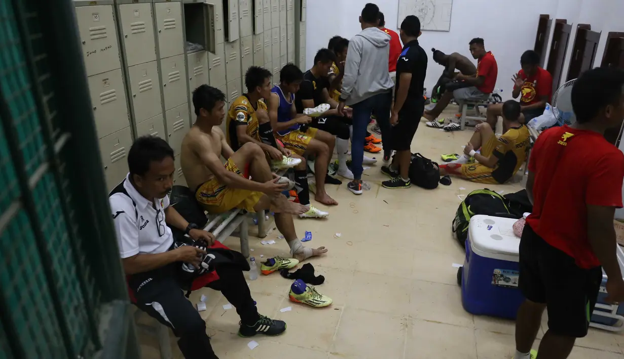 Para Pemain Mitra Kukar saat mengganti pakaian usai bertanding melawan Persija Jakarta pada Laga Piala Jenderal Sudirman grup D di Stadion Manahan, Solo, Sabtu (12/12/2015). (Bola.com/Nicklas Hanoatubun)