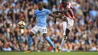 Pemain Manchester City, Fernandinho berduel dengan bek Stoke City, Kurt Zouma di Etihad Stadium. (Mike Egerton/PA via AP)